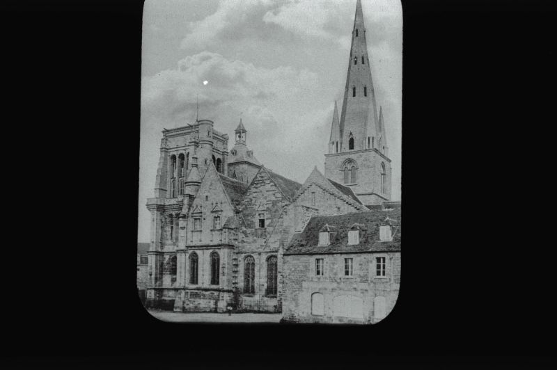 plaque de verre photographique ; Guingamp : place, église Notre-Dame-de-Bon-Secours
