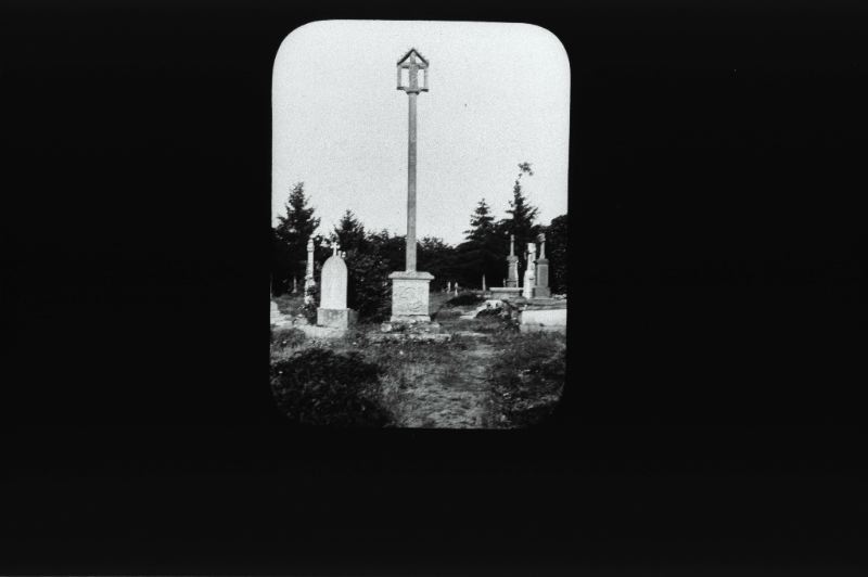 plaque de verre photographique ; Sévignac : croix de cimetière