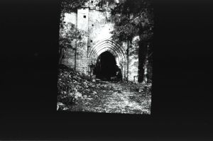 plaque de verre photographique ; Jugon-les-Lacs : abbaye de Bosquen : entrée