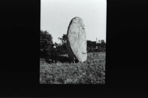 plaque de verre photographique ; Jugon-les-Lacs : menhir de Saint-Miriel