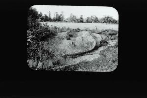 plaque de verre photographique ; Jugon-les-acs : la pierre à bassin de St-Miriel