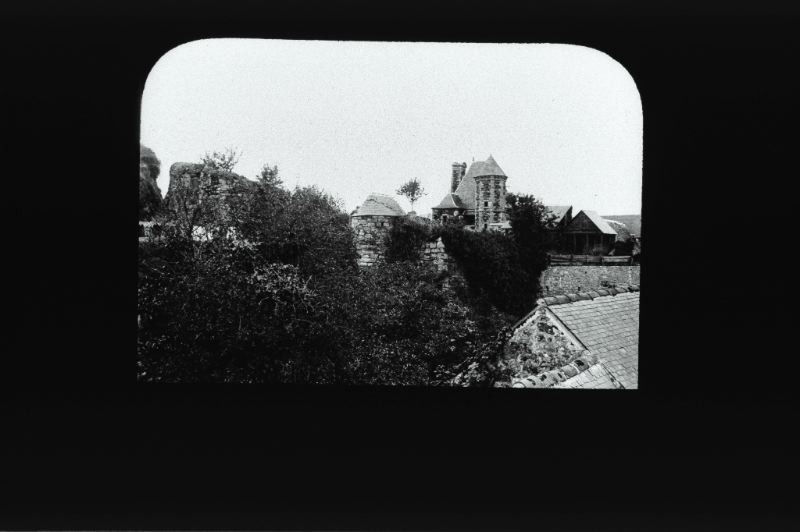 plaque de verre photographique ; Jugon-les-Lacs : ruines du château, maison XVIème