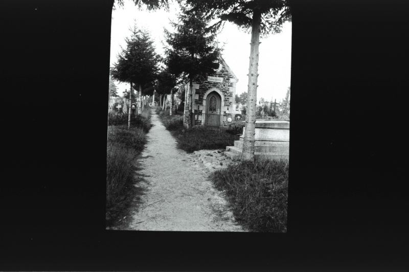 plaque de verre photographique ; Plénée-Jugon : La Touche-Sauvaget : monument funér