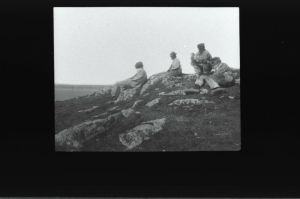 plaque de verre photographique ; Ile-aux-Moines : pêcheurs au repos