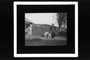 plaque de verre photographique ; Lignan, Ch. L’Isle-Fort, Charlotte et son chien Turc