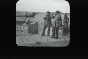 plaque de verre photographique ; Arzon : Port-Navalo : sonneurs de Biniou