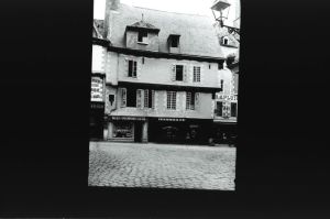 plaque de verre photographique ; Vannes : place Henri IV : vieilles maisons