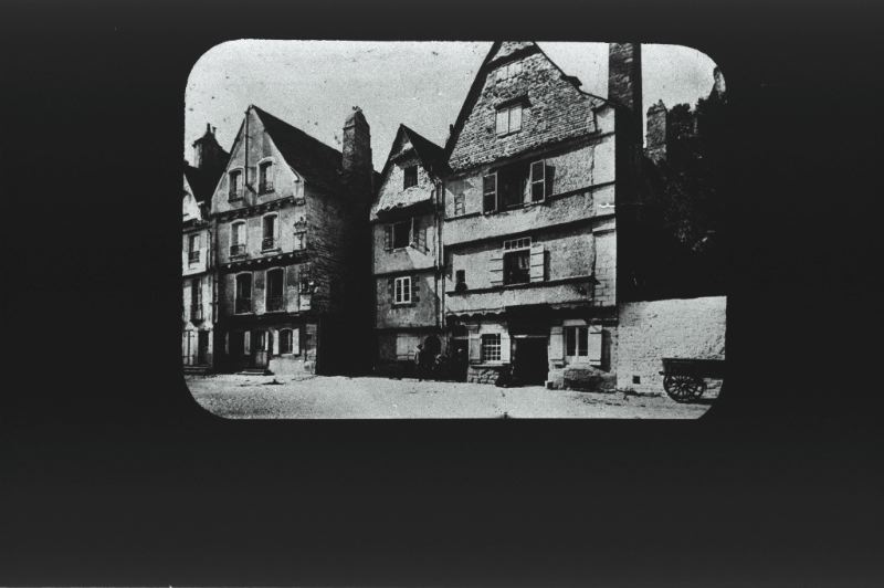 plaque de verre photographique ; Vannes : rue du port : vieilles maisons