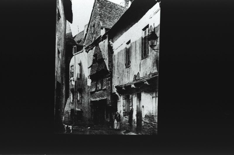 plaque de verre photographique ; Auray : vieilles maisons rue Neuve