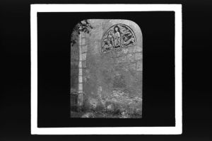 plaque de verre photographique ; Gironde, Lugon, tympan encastré dans le mur ext. de la nef XII