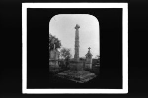 plaque de verre photographique ; Mauriac, l’église, croix du cimetière