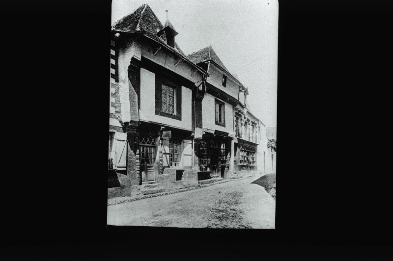 plaque de verre photographique ; Josselin : vieilles maisons de la rue de la Ville