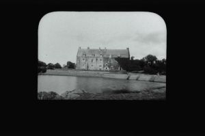 plaque de verre photographique ; Concoret : château Compère : construction du XVIIè