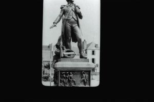 plaque de verre photographique ; Carhaix-Plouguer : statue La Tour d'Auvergne