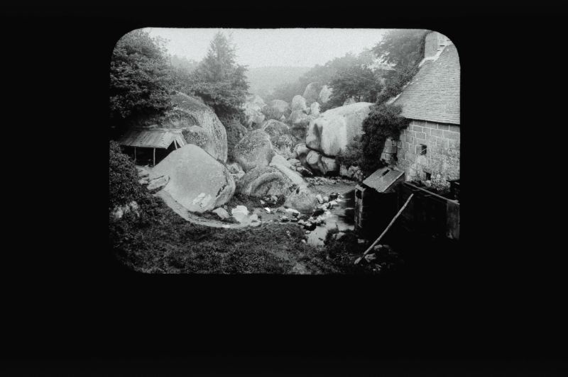 plaque de verre photographique ; Huelgoat : chaos : vu du moulin
