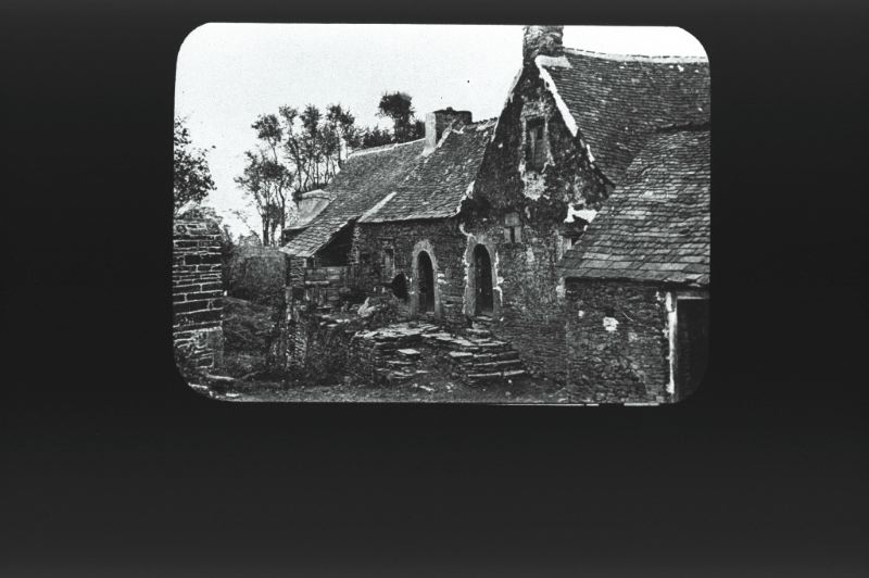 plaque de verre photographique ; Lampaul-Guimiliau : vieille maison