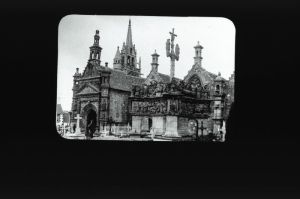 plaque de verre photographique ; Guimiliau : église, cimetière, calvaire