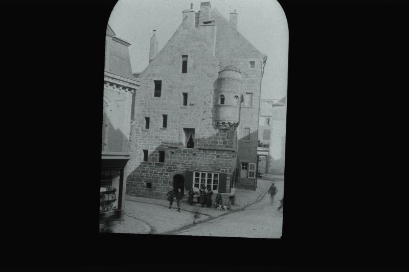 plaque de verre photographique ; Saint-Pol-de-Léon : grande rue : maison du XVème