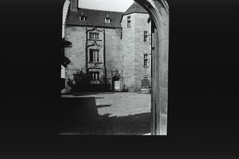 plaque de verre photographique ; Saint-Pol-de-Léon : manoir de Kéroulac