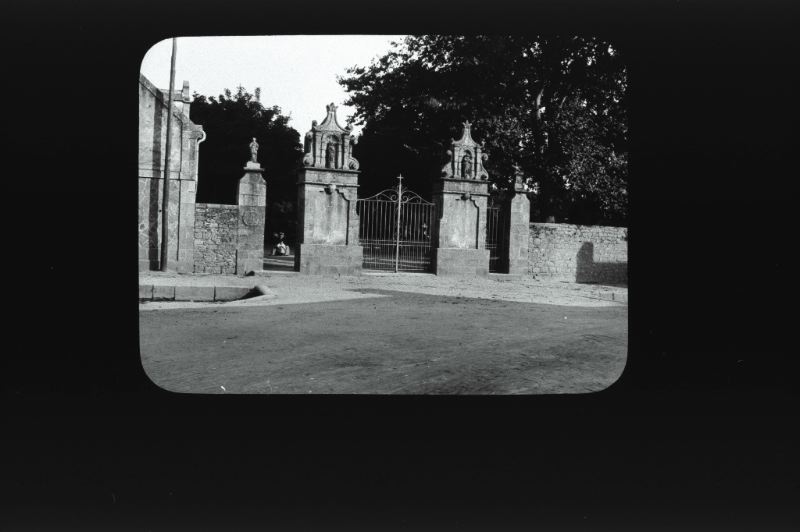 plaque de verre photographique ; Saint-Pol-de-Léon : cimetière : entrée