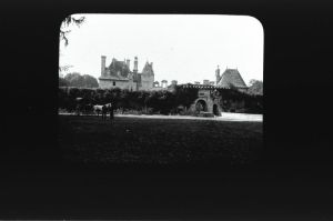 plaque de verre photographique ; Saint-Vougay : château de Kerjean : 1ère enceinte