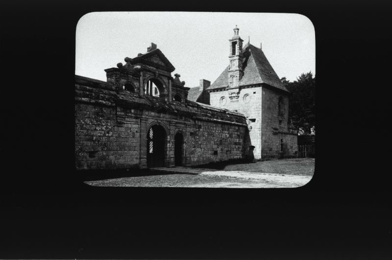 plaque de verre photographique ; Saint-Vougay : château de Kerjean : 2ème enceinte
