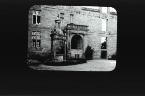 plaque de verre photographique ; Saint-Vougay : château de Kerjean : puits