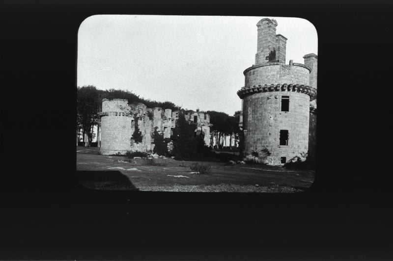 plaque de verre photographique ; Saint-Pol-de-Léon : château de Kergornadech : ext.