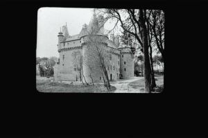plaque de verre photographique ; Sibiril : château de Kérouzéré : côté N.E.