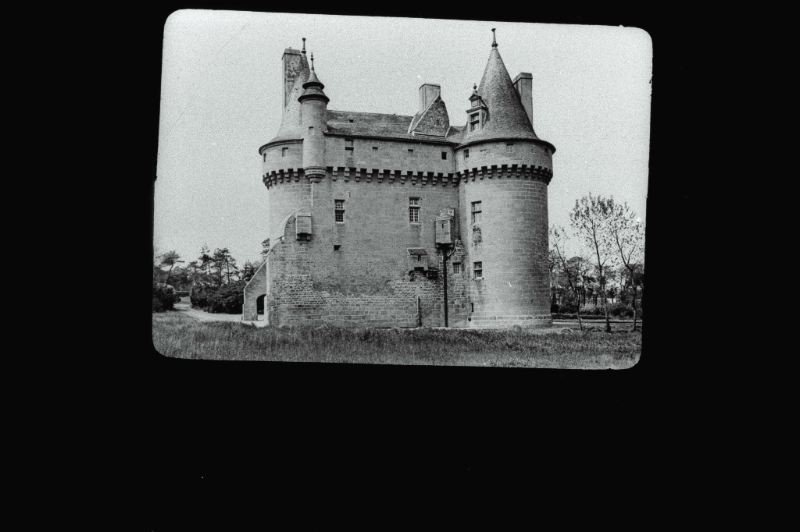 plaque de verre photographique ; Sibiril : château de Kérouzéré : coté S.E.