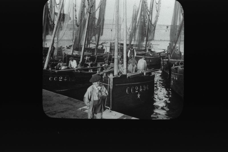 plaque de verre photographique ; Concarneau : appareillage de bateaux
