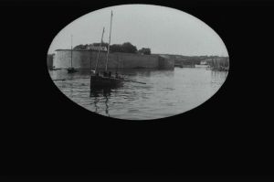 plaque de verre photographique ; Concarneau : bateau sortant à l'aviron