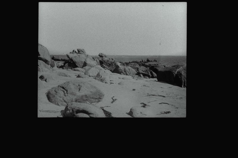 plaque de verre photographique ; Fouesnant : Beg-Meil : rochers sur la plage