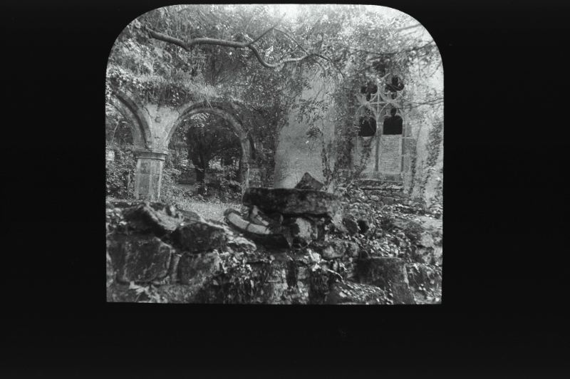 plaque de verre photographique ; Ruines d’une chapelle