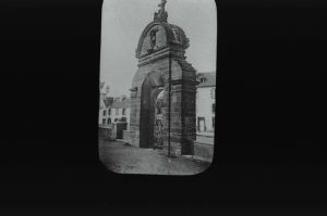 plaque de verre photographique ; Pleyben : église : arc-de-triomphe
