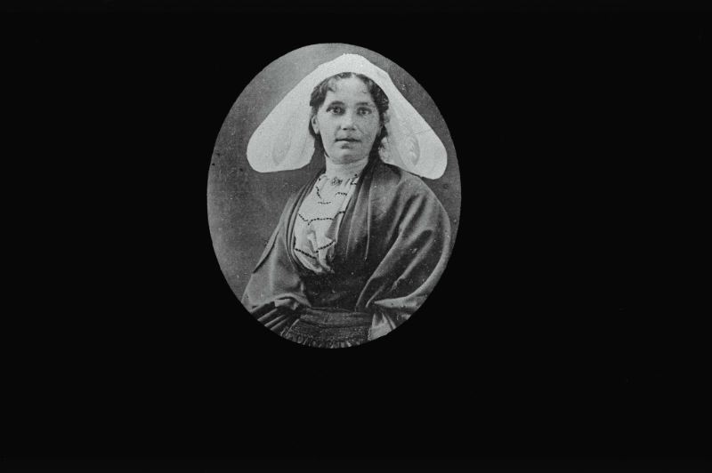 plaque de verre photographique ; Saint-Brieuc : costume féminin