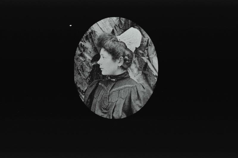 plaque de verre photographique ; Cancale : costume féminin