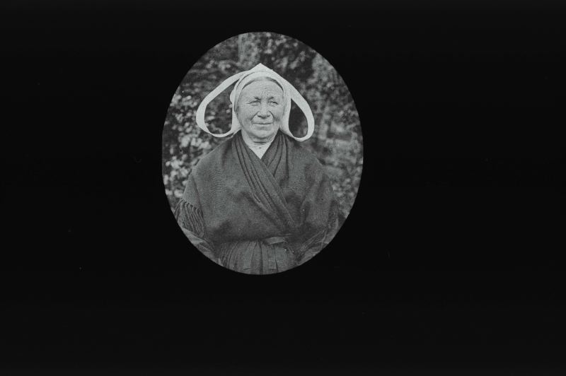 plaque de verre photographique ; Dol-de-Bretagne : costume féminin