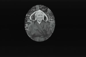 plaque de verre photographique ; Dol-de-Bretagne : costume féminin
