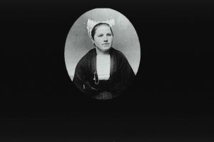 plaque de verre photographique ; Lampaul-Guimiliau : costume féminin