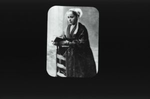 plaque de verre photographique ; Saint-Thégonnec : costume féminin