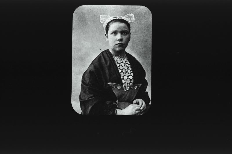 plaque de verre photographique ; Landivisiau, Saint-Thégonnec : costume féminin