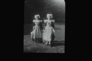 plaque de verre photographique ; Pont-Aven : costumes féminins
