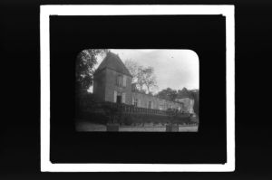 plaque de verre photographique ; le château de Sales, vue d’ensemble