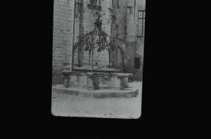plaque de verre photographique ; Nantes : château : puits dans la cour