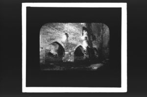 plaque de verre photographique ; château de Rauzan, rez-de-chaussée du donjon