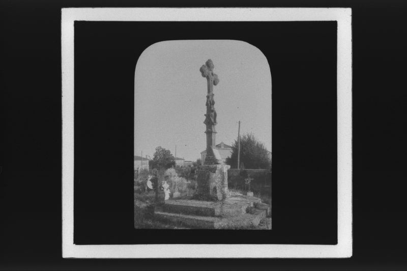 plaque de verre photographique ; Gironde Sadirac, croix de cimetière