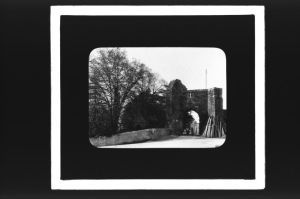 plaque de verre photographique ; Sauveterre de Guienne, une des tours de l’enceinte
