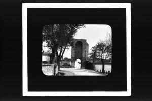 plaque de verre photographique ; Sauvetterre-de-Guienne, Une des tours de l’enceinte