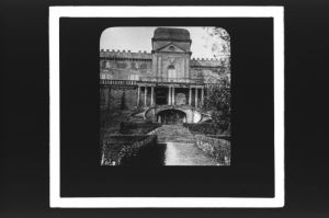 plaque de verre photographique ; Vayres, château - façade sur la Dordogne